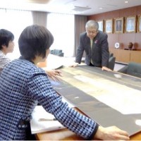 ツインタワー写真に見入る札幌市長