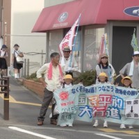 下校中の小学生が横断幕を持って歩く（ぼかし）