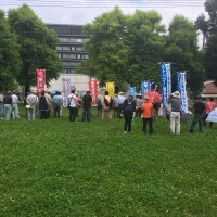 延岡市庁舎まえの公園で集会