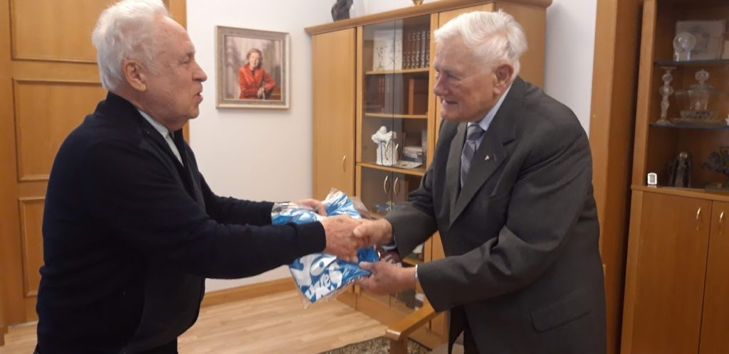 ヴァルダス・アダムクス元大統領（左）にリトアニア元大統領に原水協オリジナルTシャツをプレゼントするゲディミナス・リムデイカさん