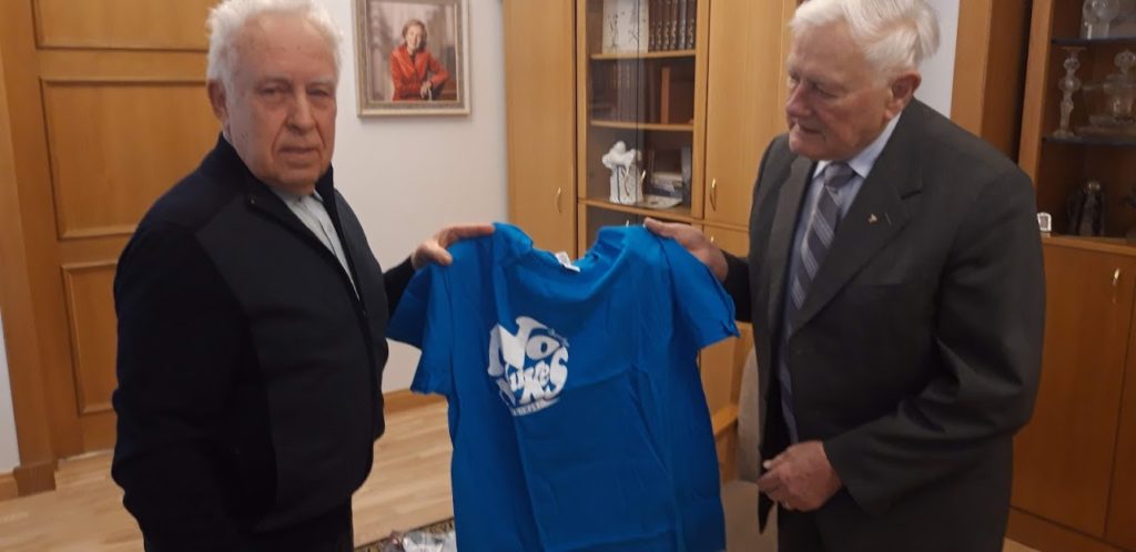 ヴァルダス・アダムクス元大統領（左）にリトアニア元大統領に原水協オリジナルTシャツをプレゼントするゲディミナス・リムデイカさん