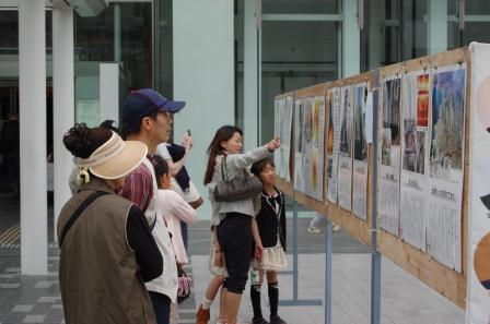 浦和駅東口市民広場での原爆展